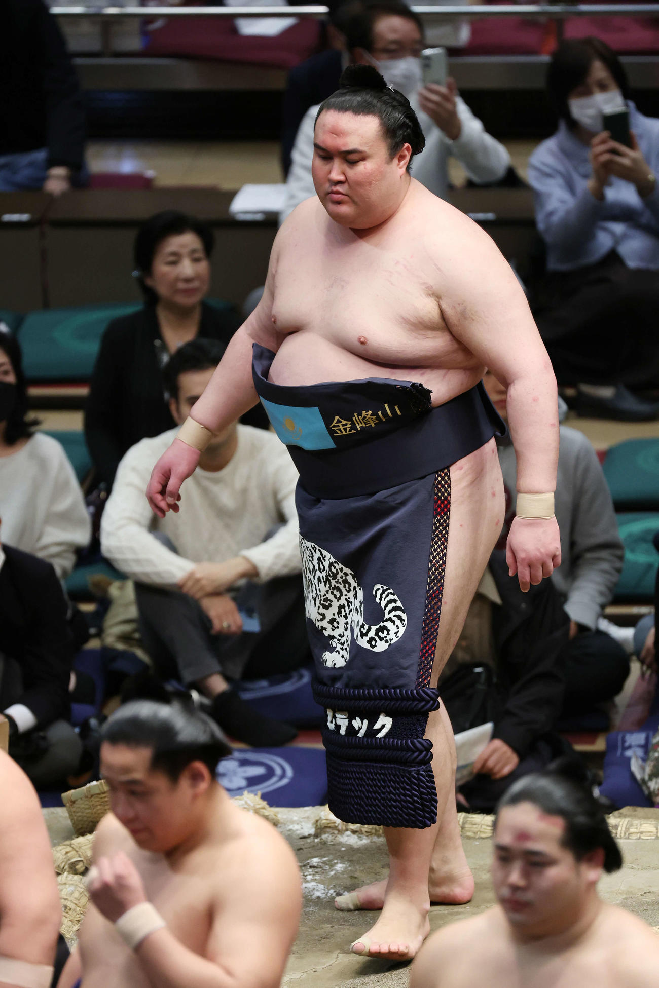 土俵入りする金峰山（撮影・宮地輝）