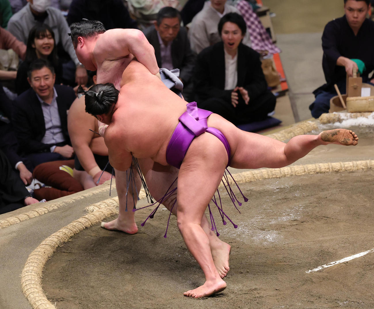 尊富士（右）を小手投げで破る金峰山（撮影・野上伸悟）