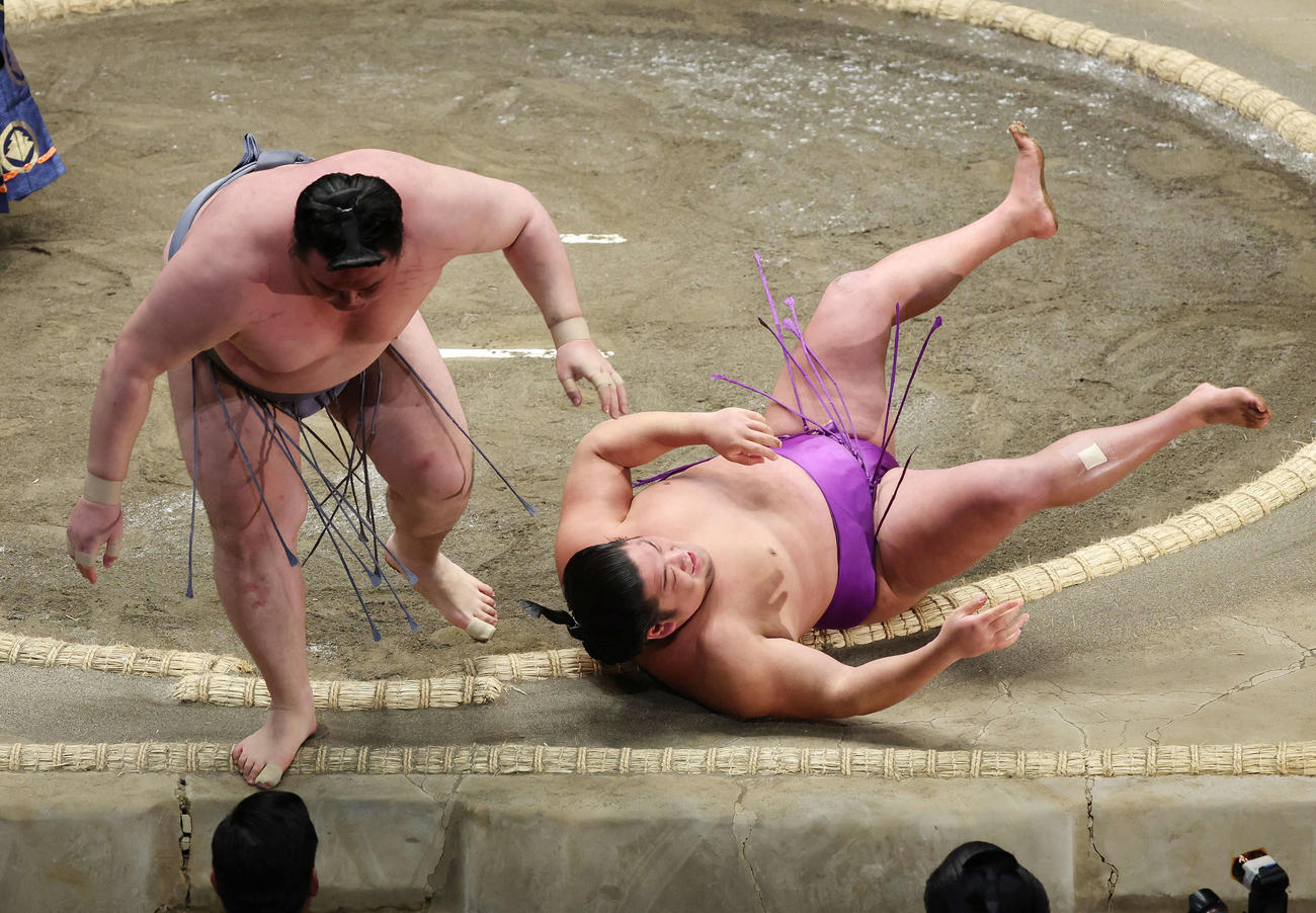 小手投げで金峰山（左）に敗れた尊富士（撮影・宮地輝）