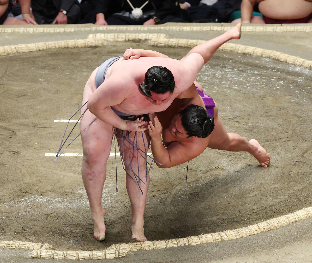 小手投げで尊富士（右）を破る金峰山（撮影・宮地輝）