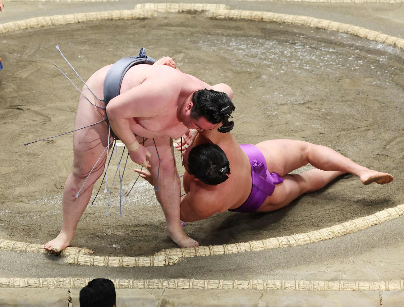 小手投げで尊富士（右）を破る金峰山（撮影・宮地輝）