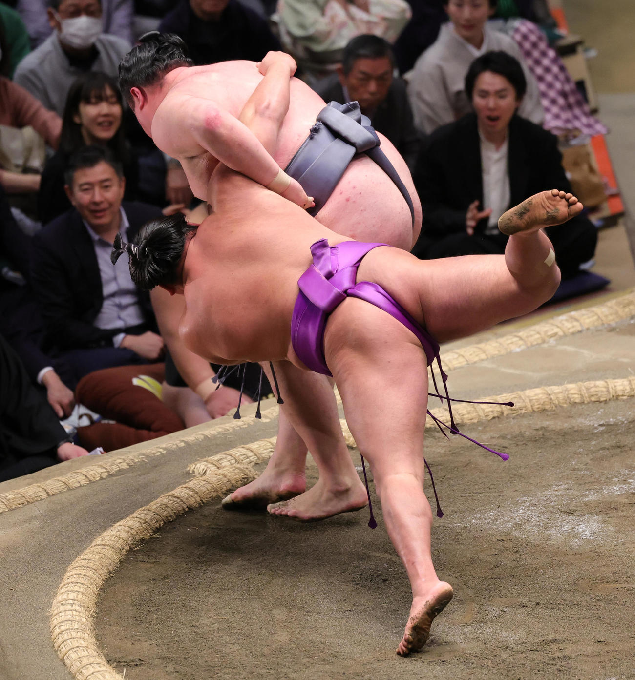 尊富士（手前）を小手投げで破る金峰山（撮影・野上伸悟）