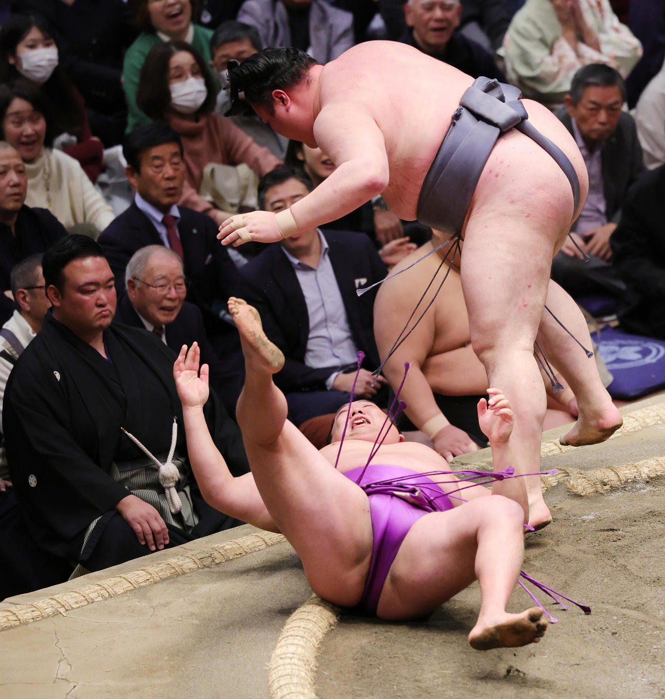尊富士（下）を小手投げで破る金峰山（撮影・野上伸悟）
