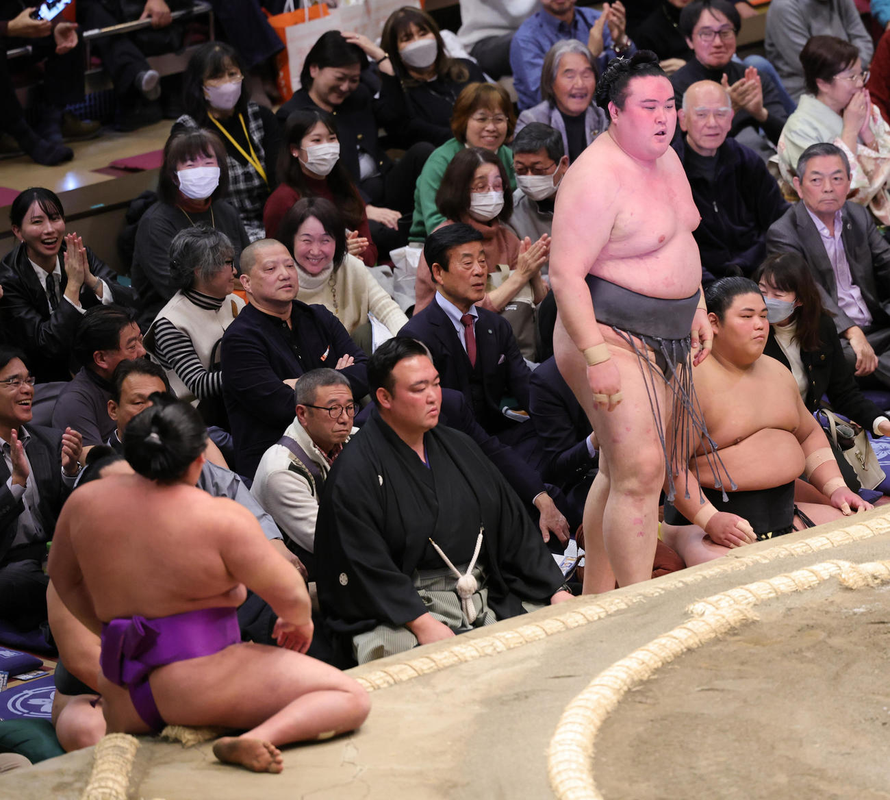 尊富士（左）を小手投げで破った金峰山（撮影・野上伸悟）