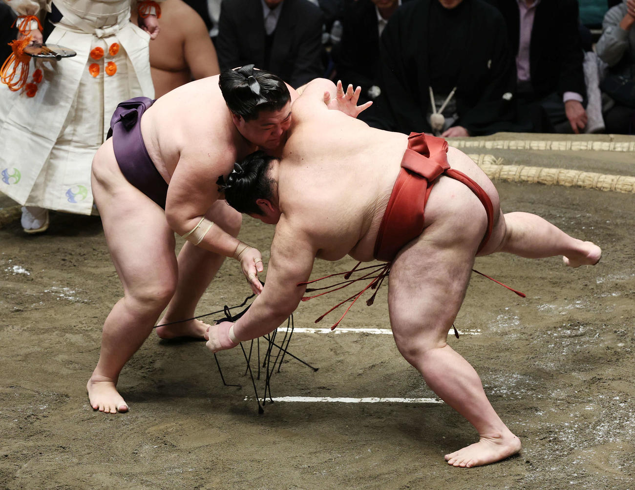 肩透かしで熱海富士（右）を破る王鵬（撮影・宮地輝）