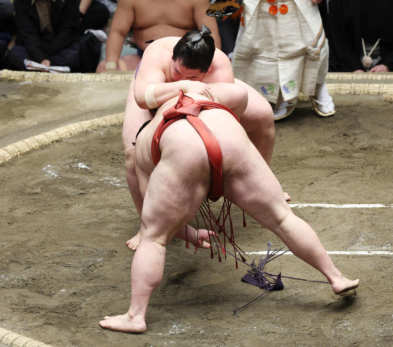 肩透かしで熱海富士（手前）を破る王鵬（撮影・宮地輝）