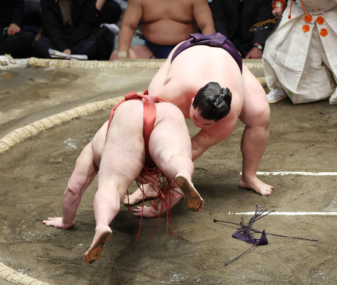 肩透かしで熱海富士（左）を破る王鵬（撮影・宮地輝）