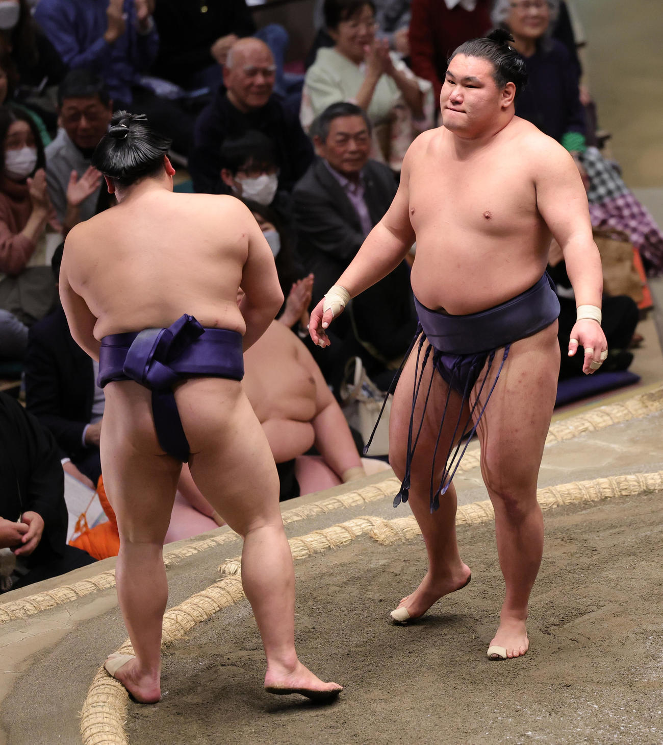 平戸海（左）に突き落としで敗れた豊昇龍（撮影・野上伸悟）