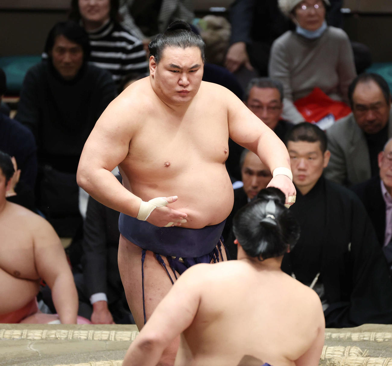 平戸海（手前）をにらむ豊昇龍（撮影・宮地輝）