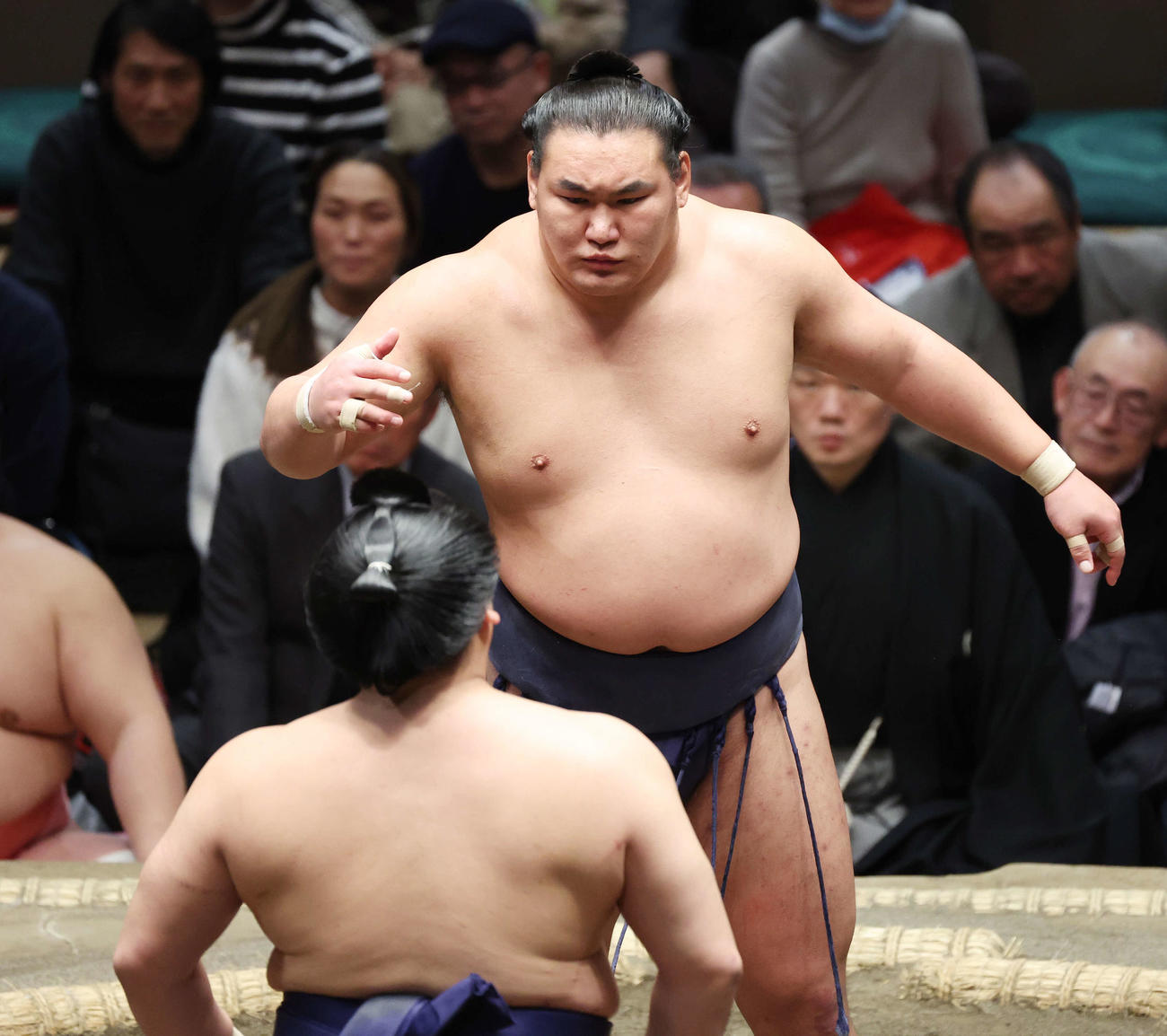 平戸海（手前）をにらむ豊昇龍（撮影・宮地輝）