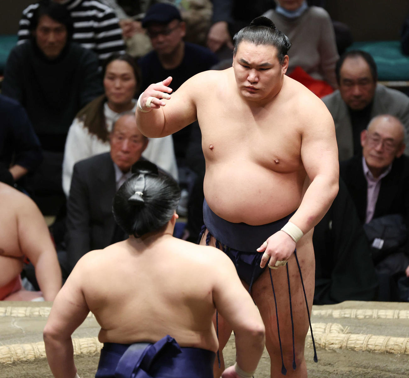 平戸海（手前）をにらむ豊昇龍（撮影・宮地輝）