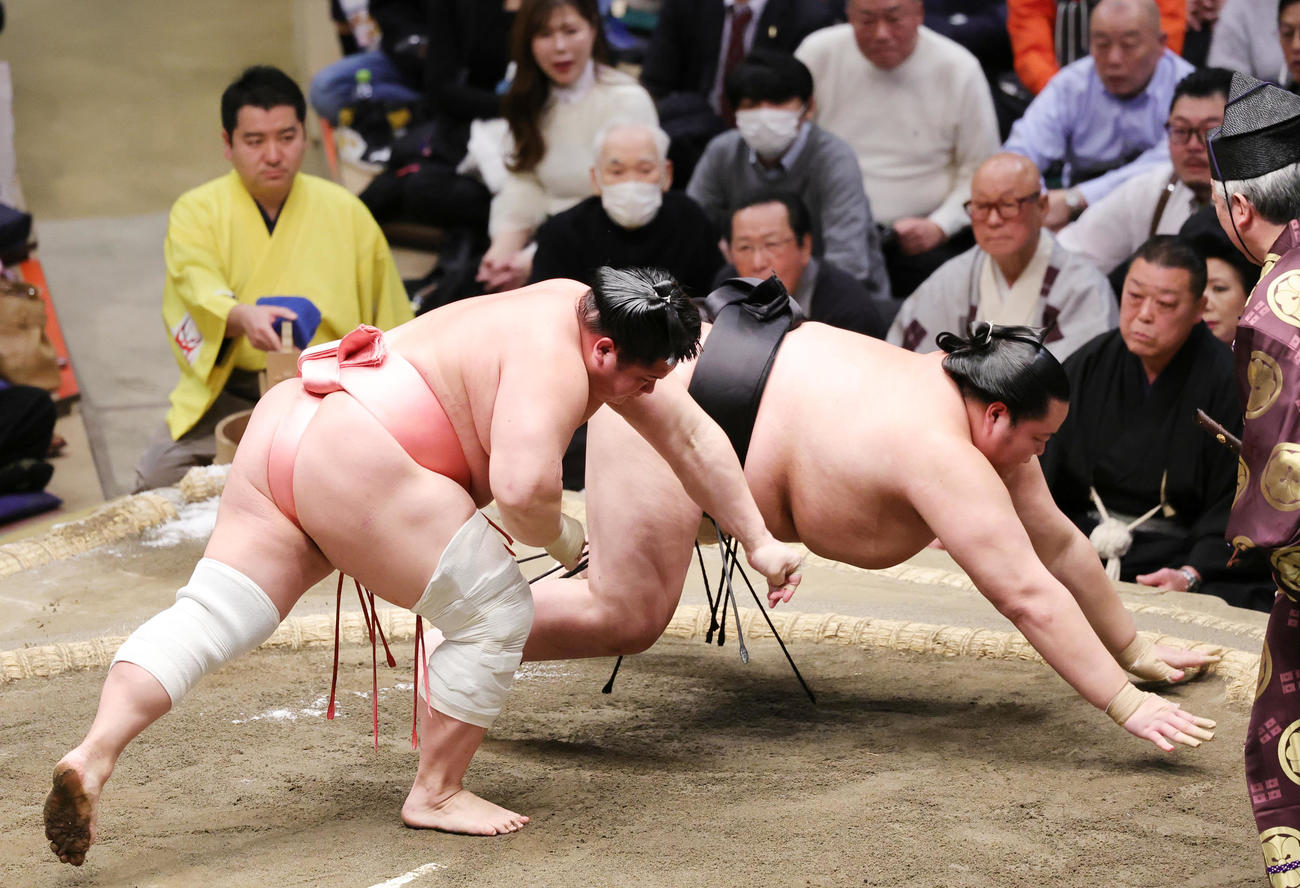 琴桜（右）を押し倒しで破る宇良（撮影・野上伸悟）
