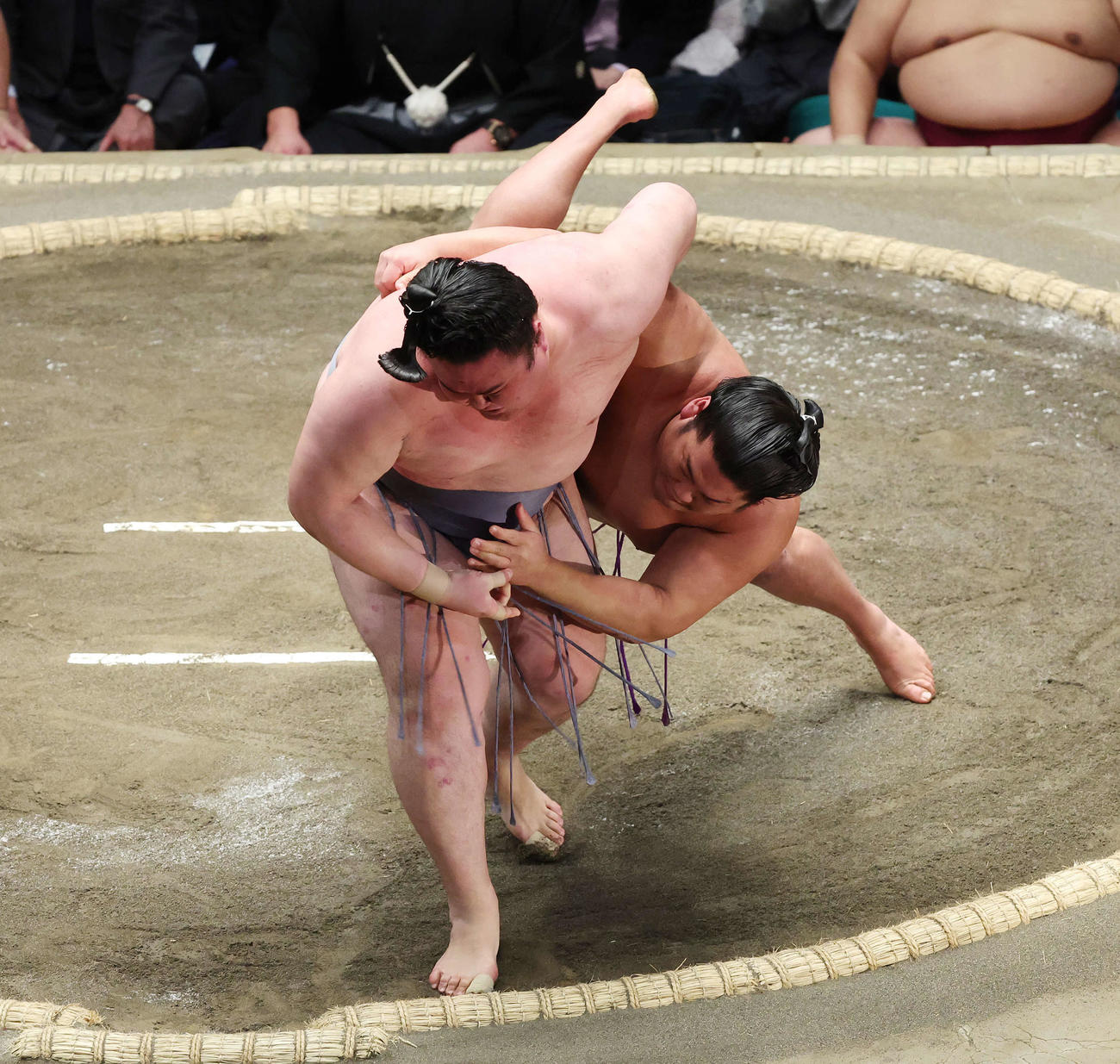 小手投げで尊富士（右）を破る金峰山（撮影・宮地輝）