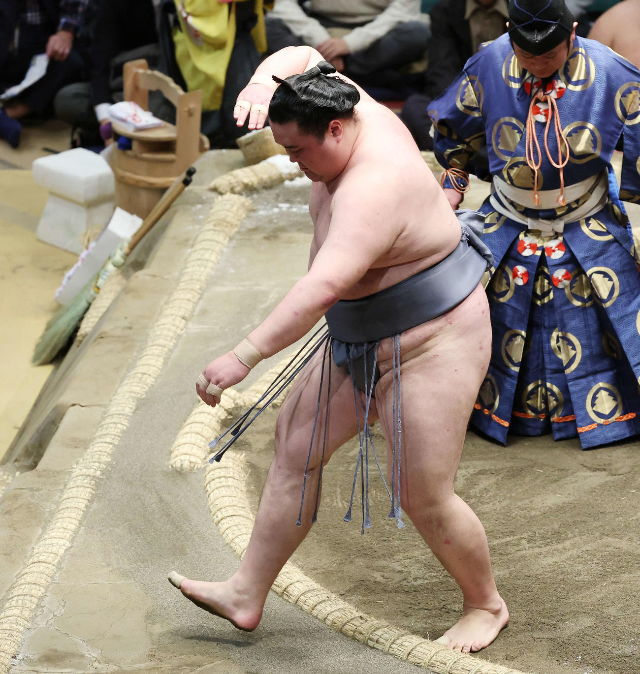 気合を入れる金峰山（撮影・宮地輝）