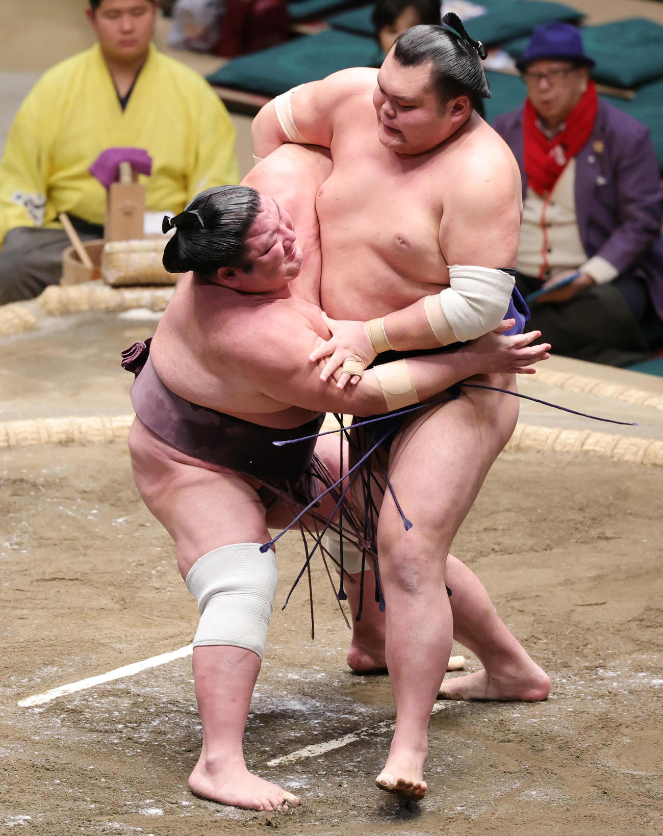 栃大海（右）を寄りきりで破った紫雷（撮影・野上伸悟）