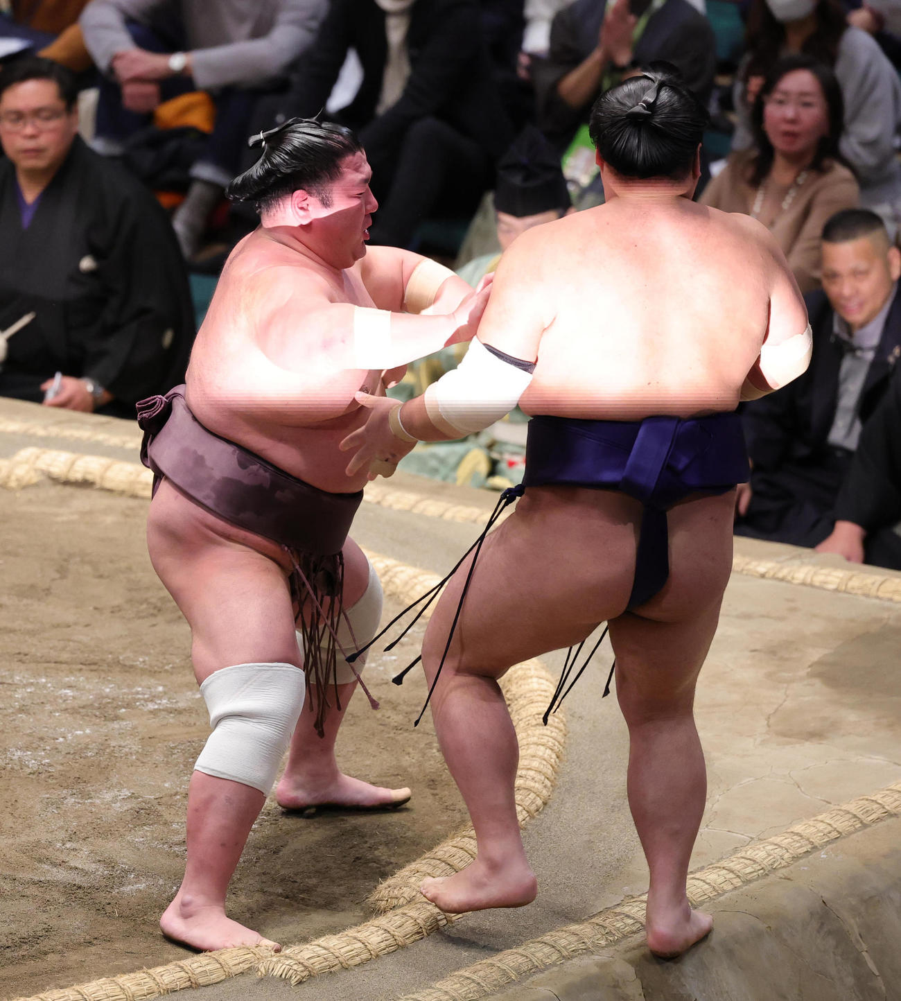 栃大海（右）を寄りきりで破った紫雷（撮影・野上伸悟）