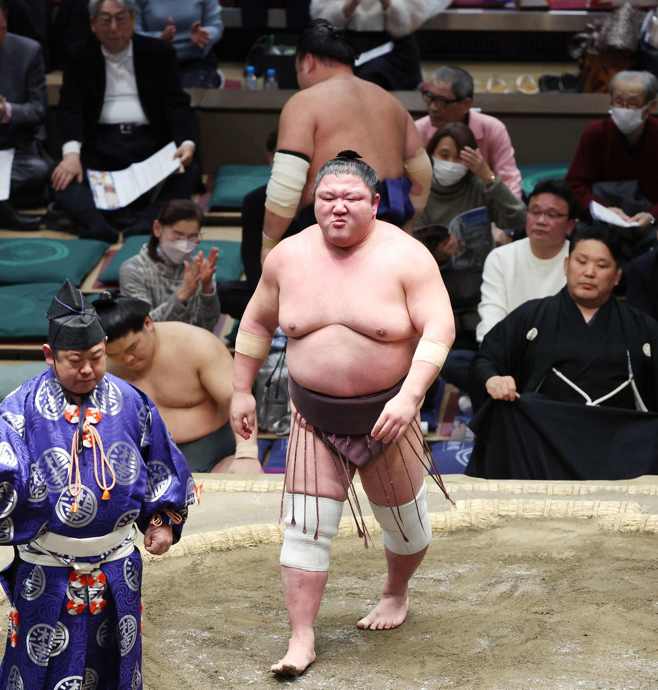 寄り切りで栃大海（後方）を破った紫雷（撮影・宮地輝）