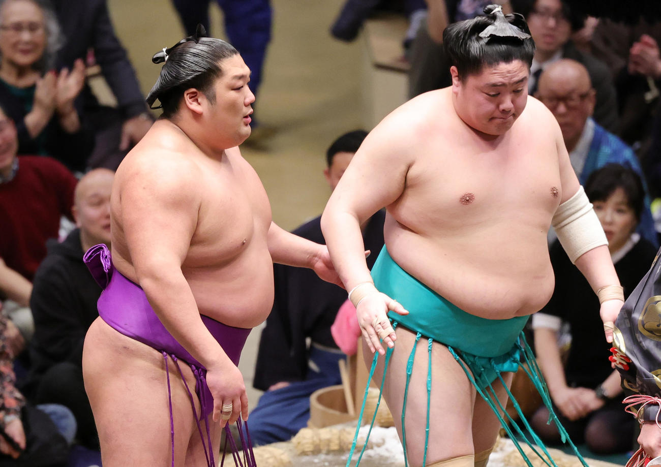一山本（右）を突き落としで破った尊富士（撮影・野上伸悟）