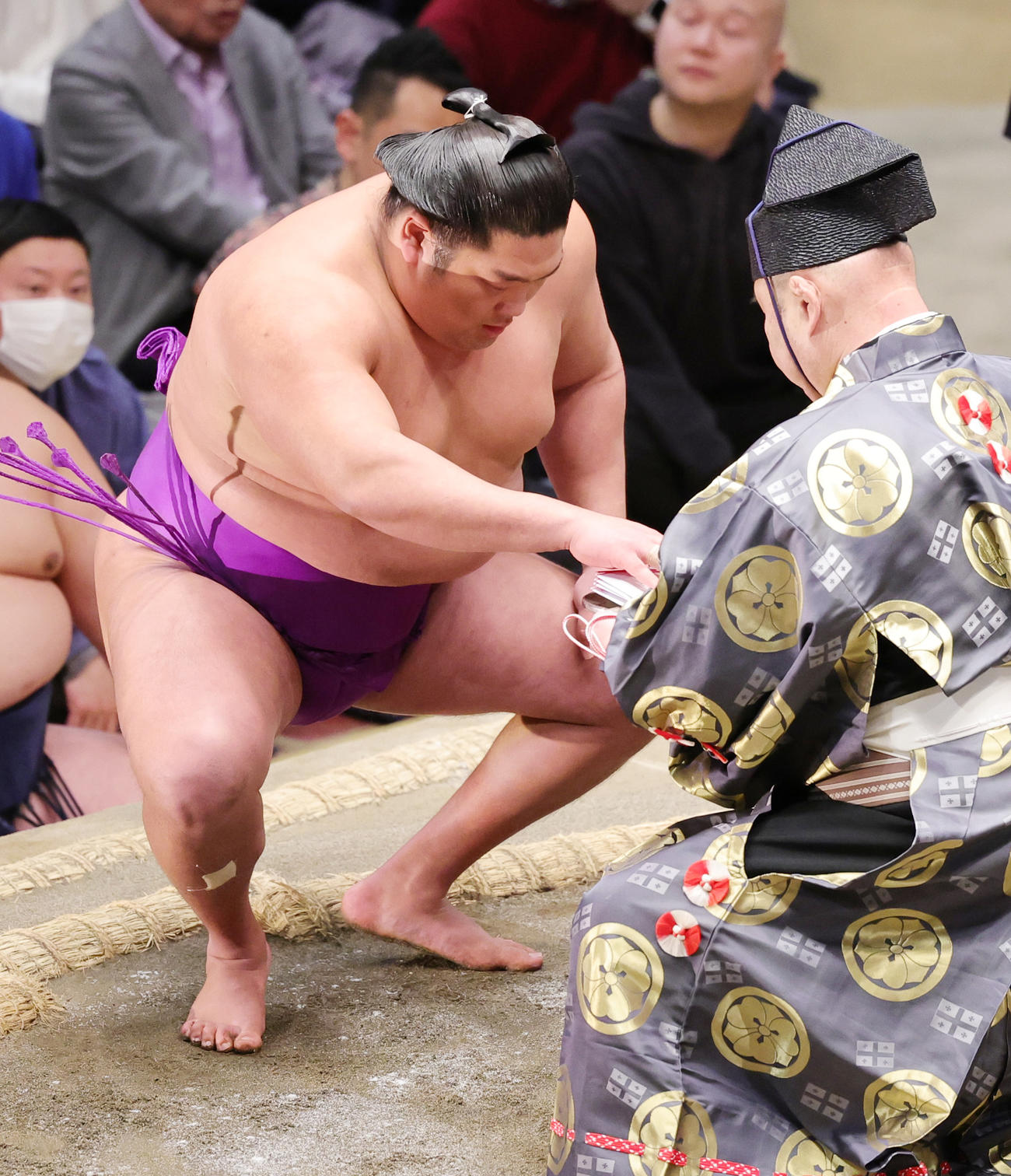 一山本を破り懸賞金を手にする尊富士（撮影・野上伸悟）