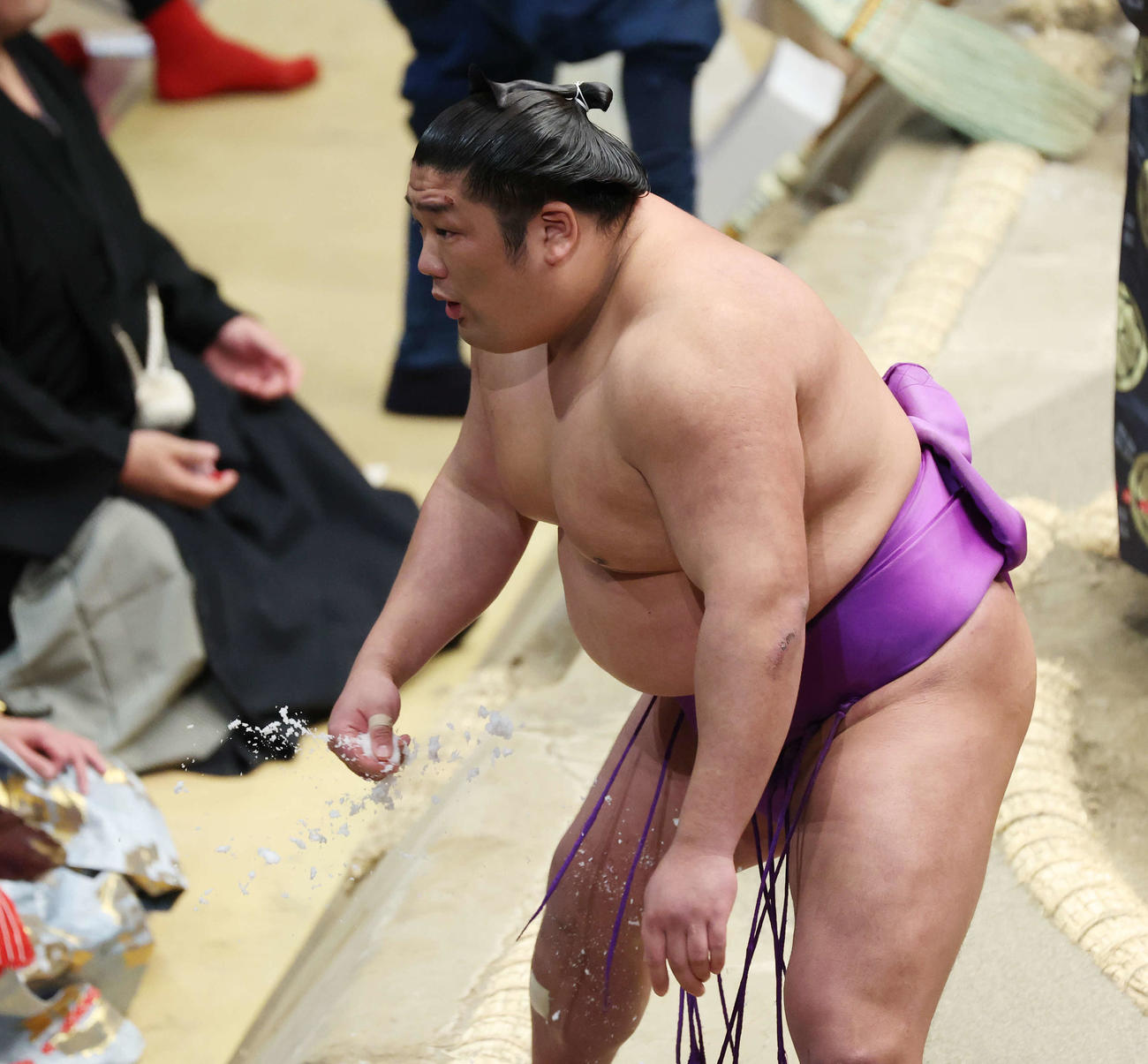 塩を手にする尊富士（撮影・宮地輝）