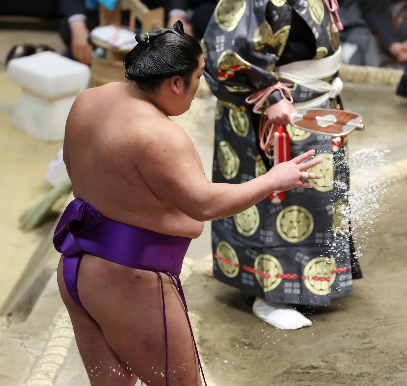 塩をまく尊富士（撮影・宮地輝）