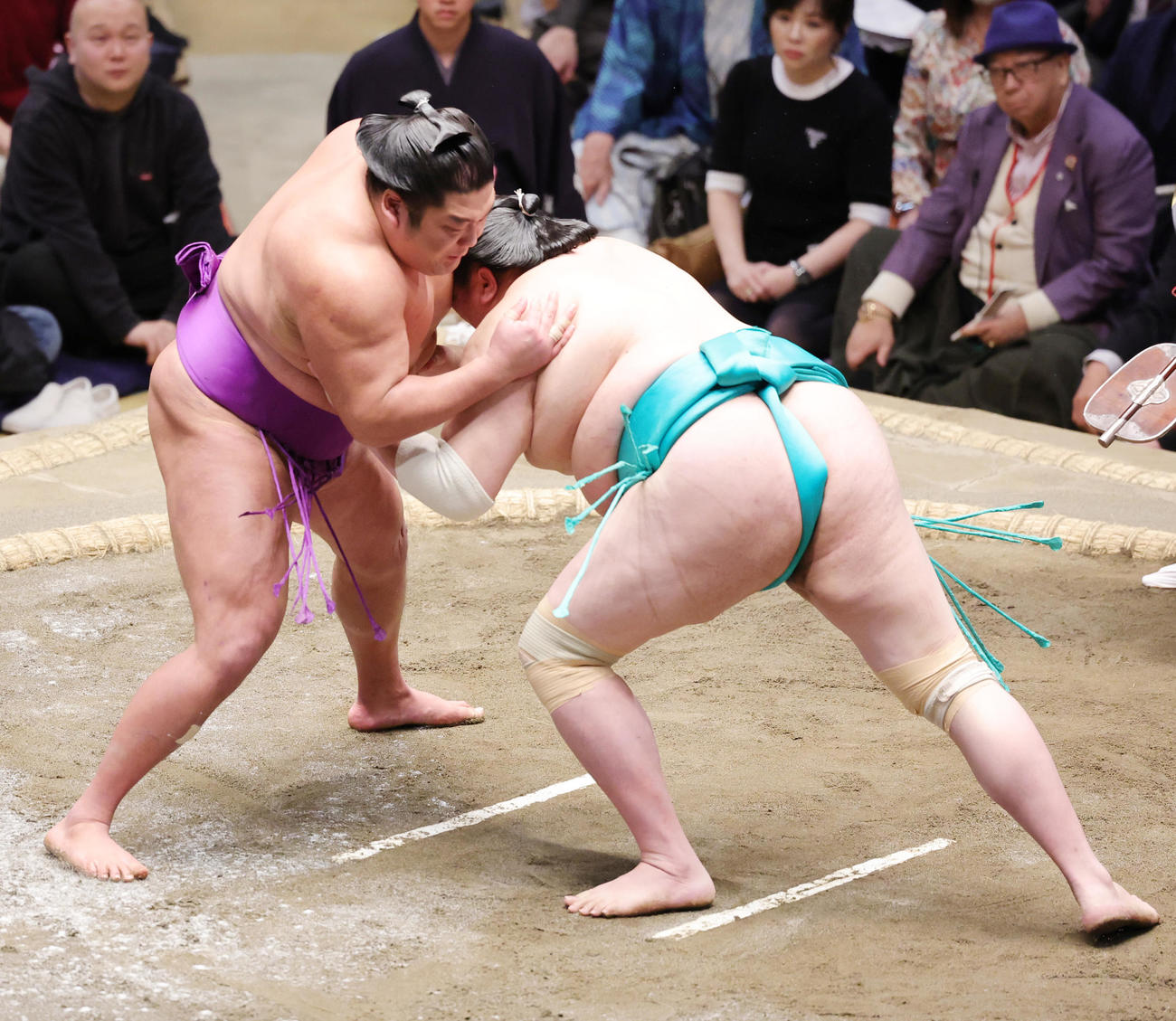 一山本（右）を突き落としで破った尊富士（撮影・野上伸悟）