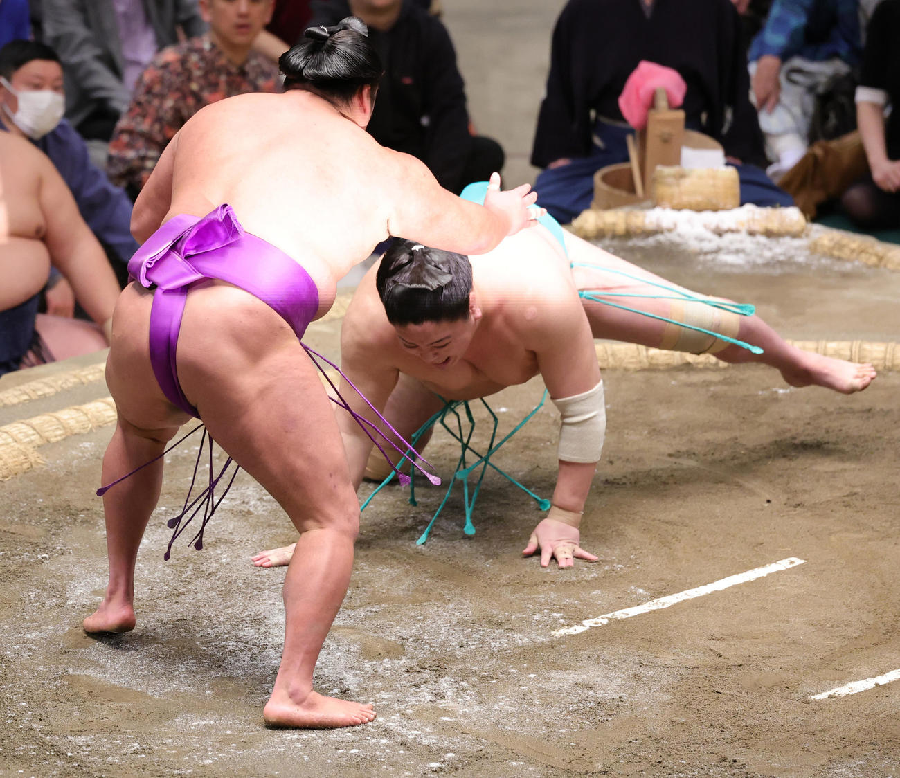 一山本（右）を突き落としで破った尊富士（撮影・野上伸悟）