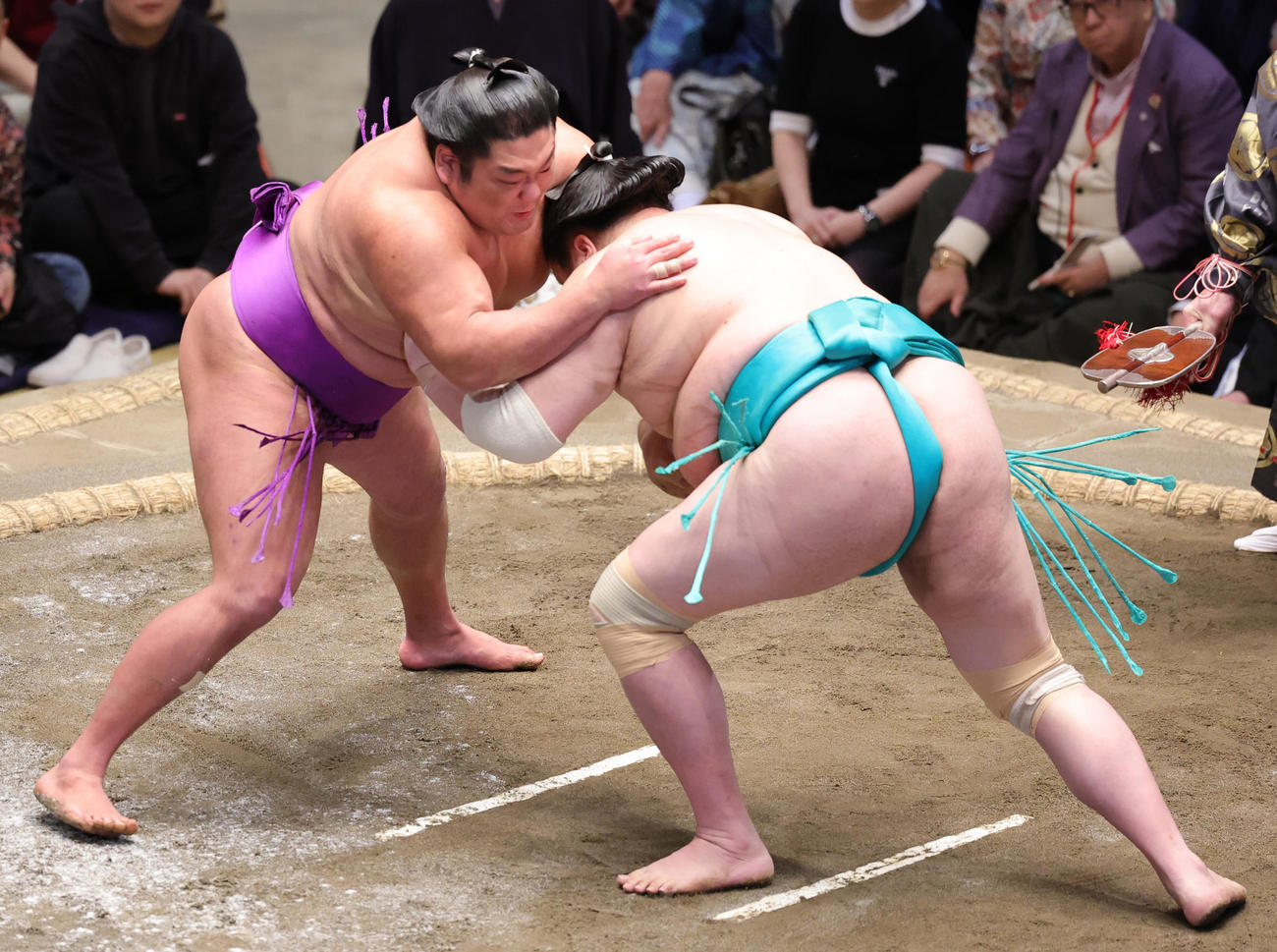 一山本（右）を突き落としで破った尊富士（撮影・野上伸悟）