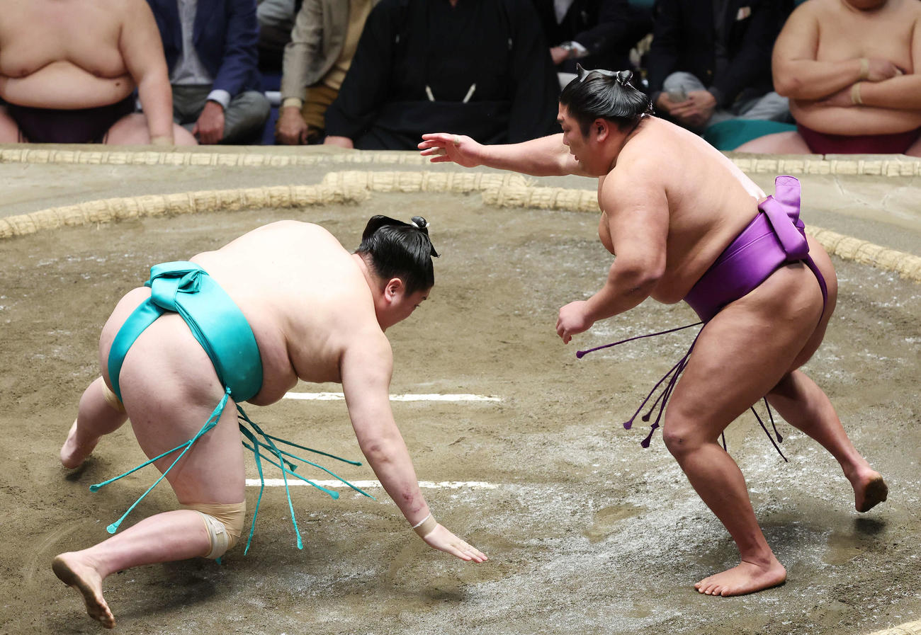 突き落としで一山本（左）を破る尊富士（撮影・宮地輝）