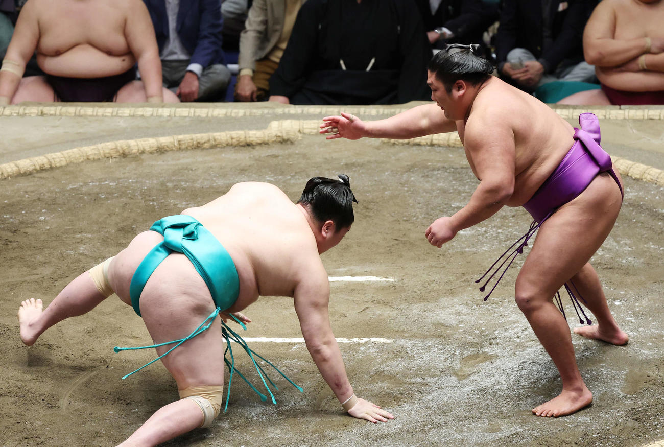 突き落としで一山本（左）を破る尊富士（撮影・宮地輝）