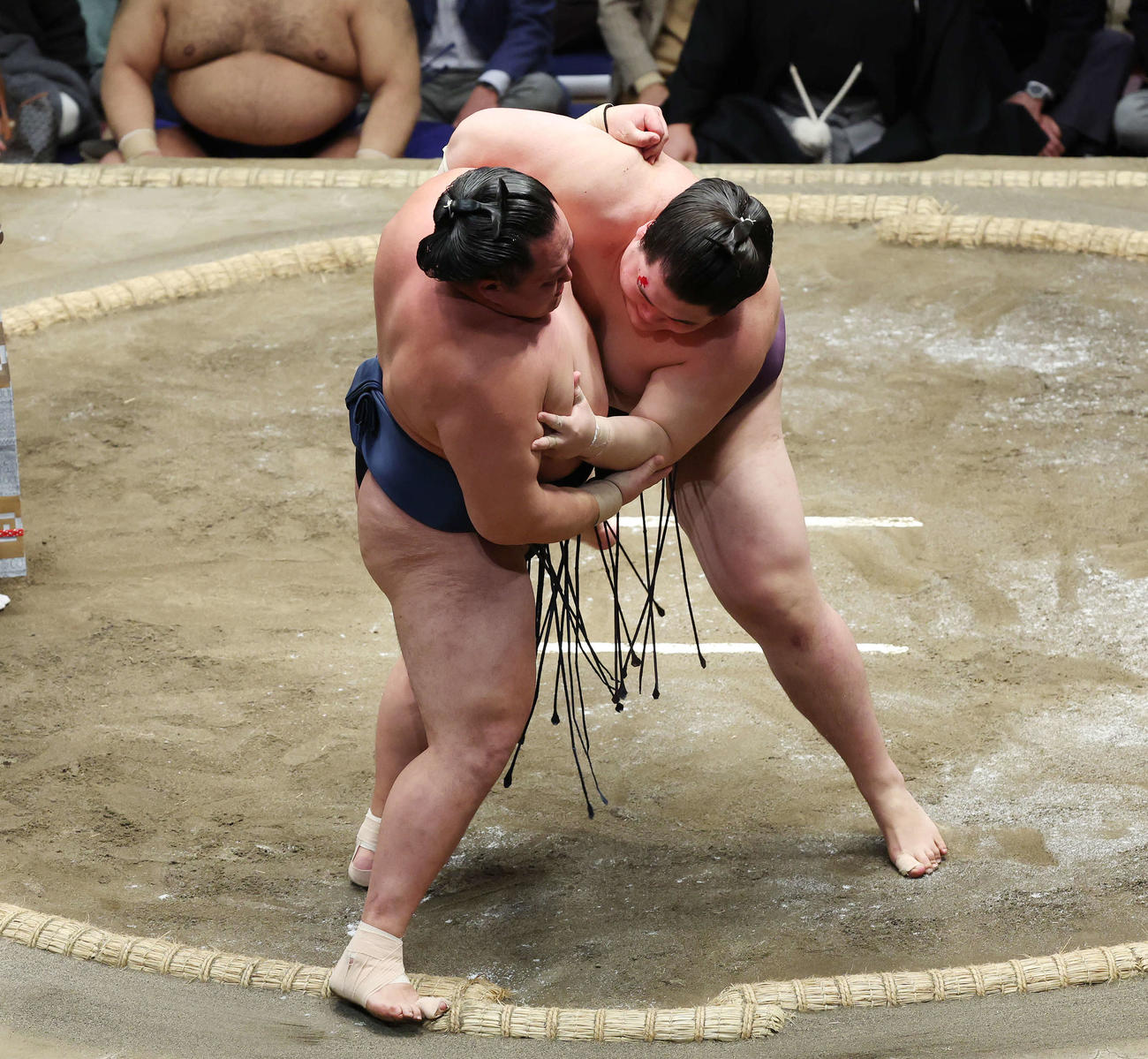 寄り切りで玉鷲（左）を破る王鵬（撮影・宮地輝）