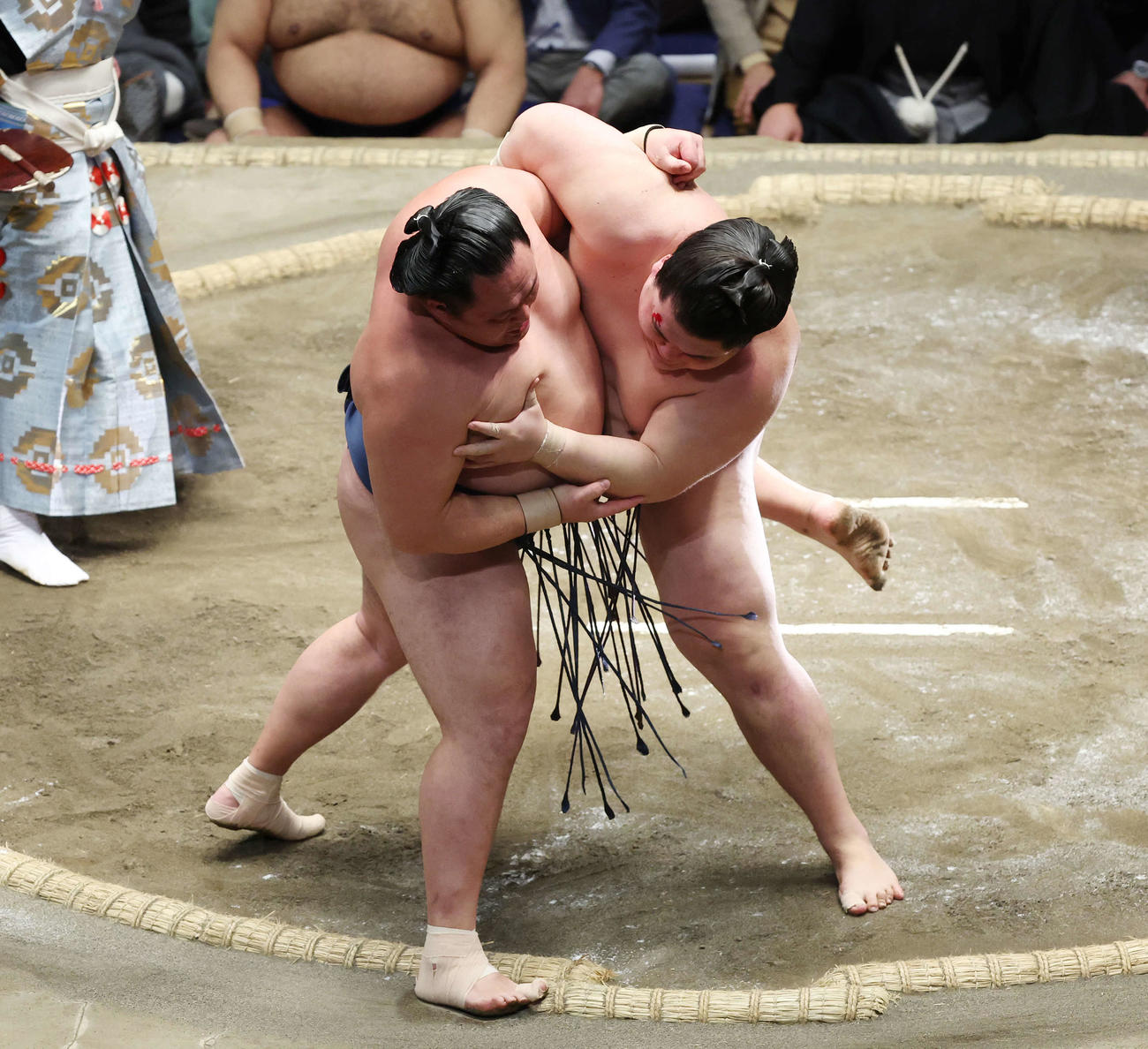 寄り切りで玉鷲（左）を破る王鵬（撮影・宮地輝）