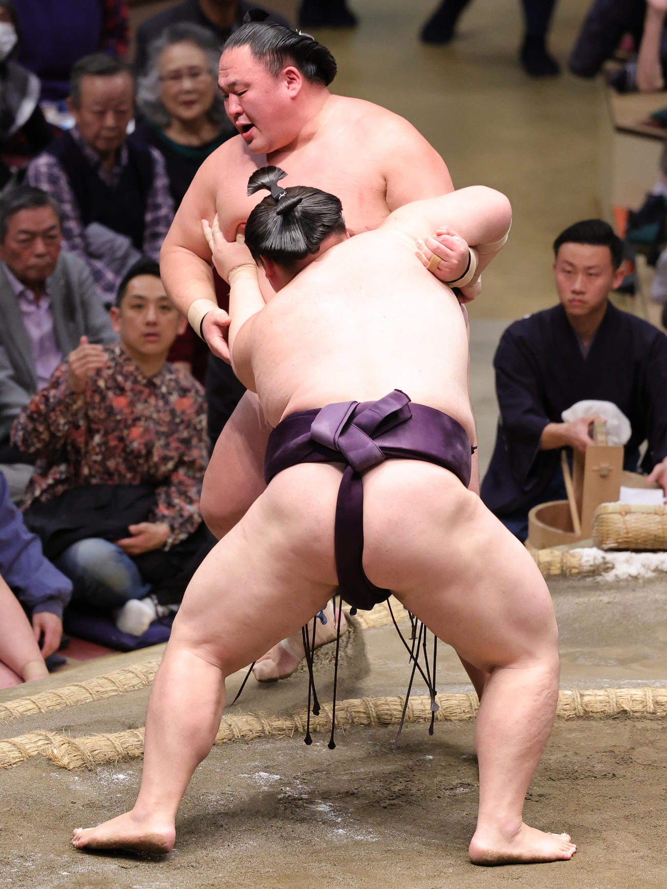 玉鷲（奥）を寄り切りで破った王鵬（撮影・野上伸悟）