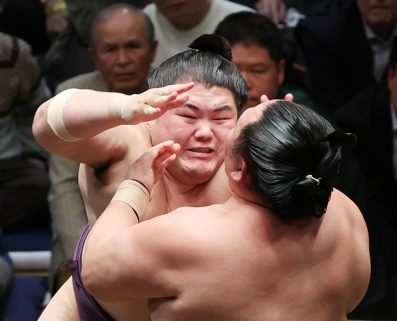 玉鷲（手前）に張り手を浴びせる王鵬（撮影・宮地輝）
