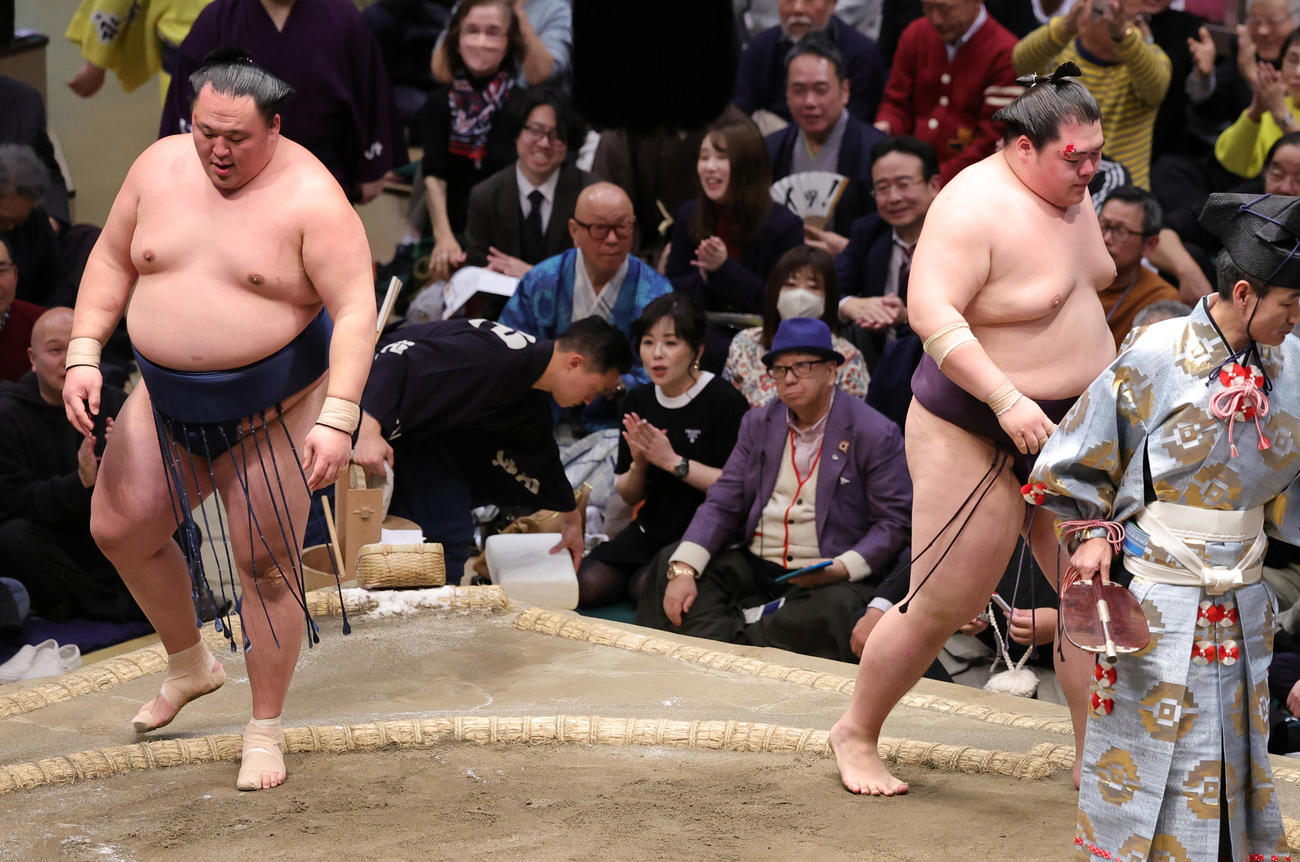 玉鷲（左）を寄り切りで破った王鵬（撮影・野上伸悟）