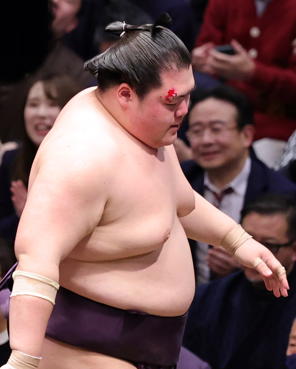 玉鷲を寄り切りで破った王鵬は、みけんから流血（撮影・野上伸悟）