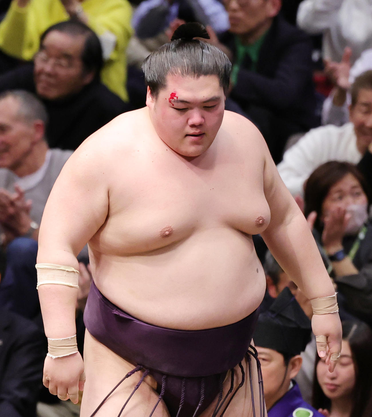 玉鷲を寄り切りで破った王鵬は、みけんから流血（撮影・野上伸悟）
