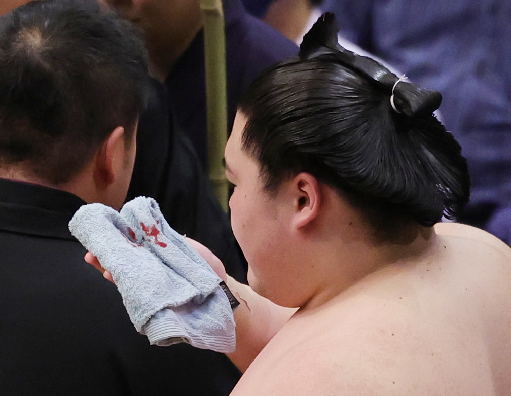 玉鷲を寄り切りで破った王鵬は、みけんから流血（撮影・野上伸悟）