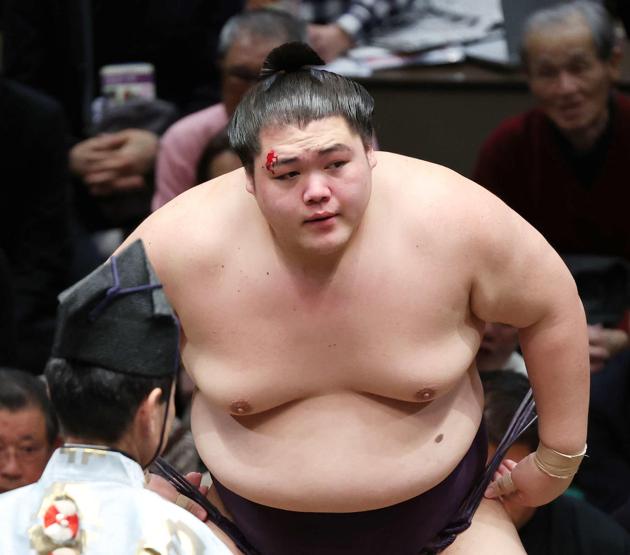 流血しながら玉鷲を破った王鵬（撮影・宮地輝）