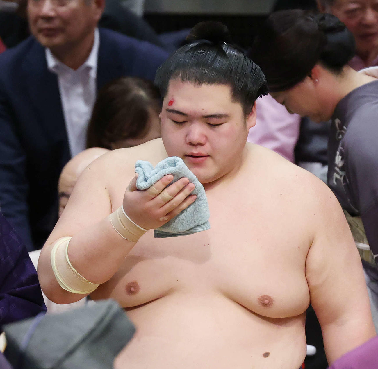 玉鷲を破った王鵬は流血した箇所を拭く（撮影・宮地輝）
