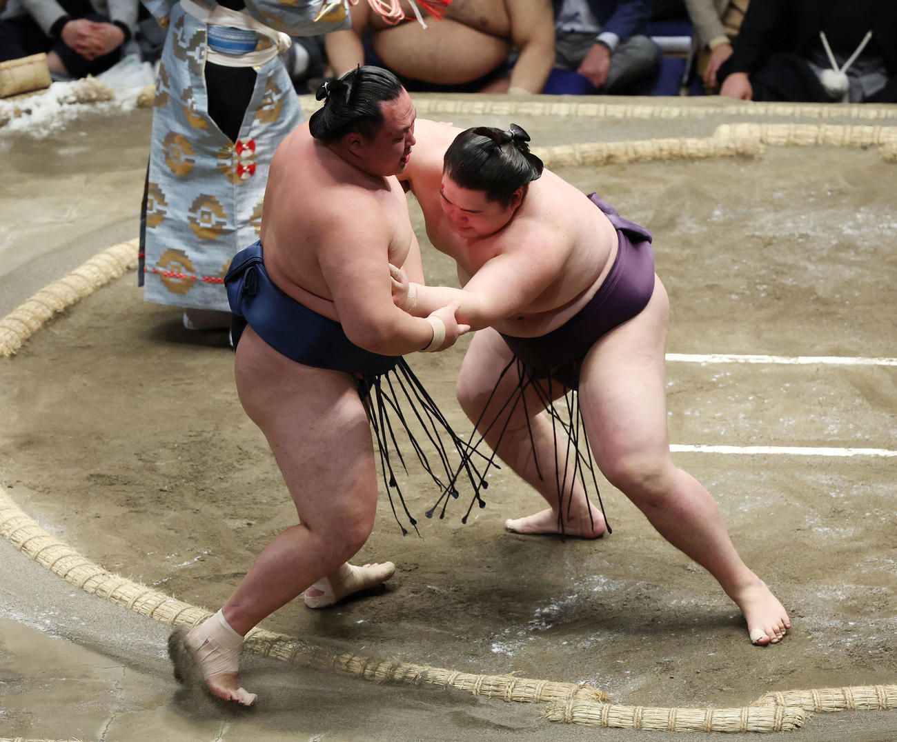 寄り切りで玉鷲（左）を破る王鵬（撮影・宮地輝）