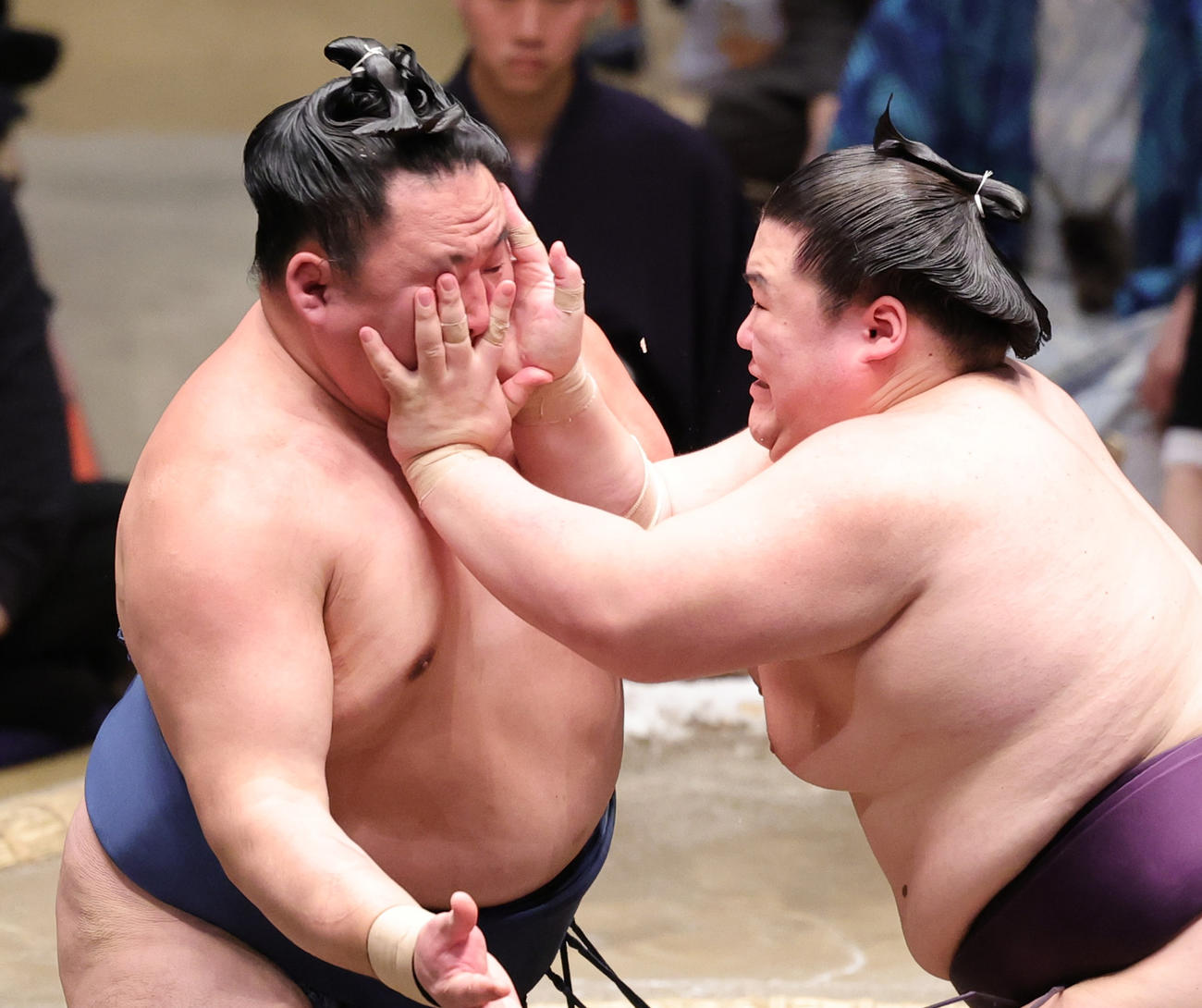 玉鷲（左）を寄り切りで破った王鵬（撮影・野上伸悟）