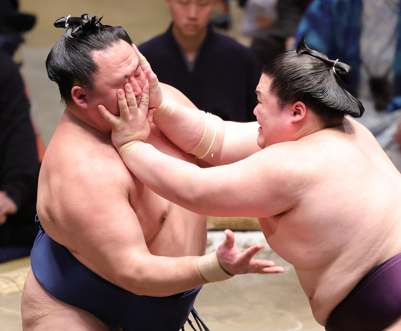 玉鷲（左）を寄り切りで破った王鵬（撮影・野上伸悟）