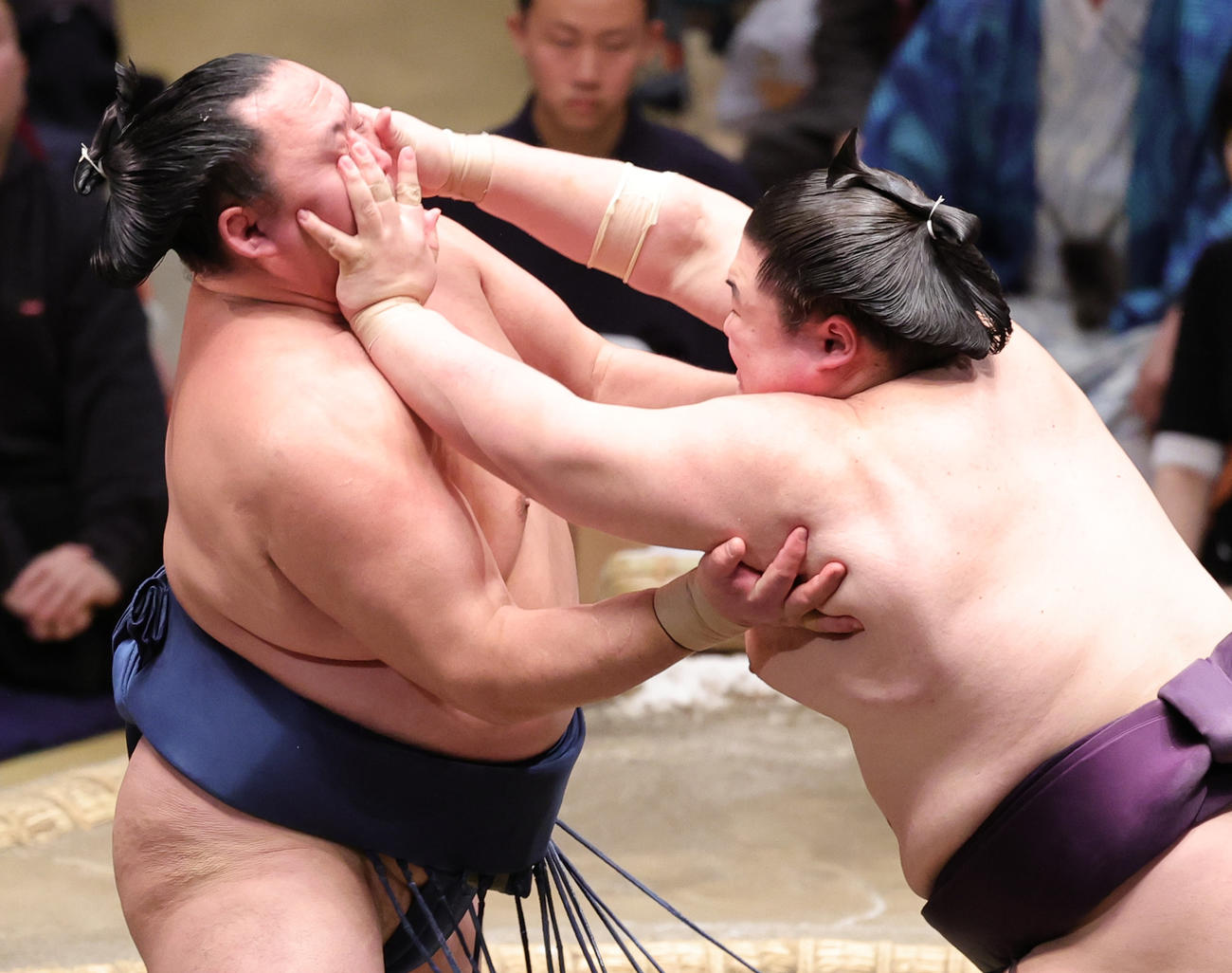 玉鷲（左）を寄り切りで破った王鵬（撮影・野上伸悟）