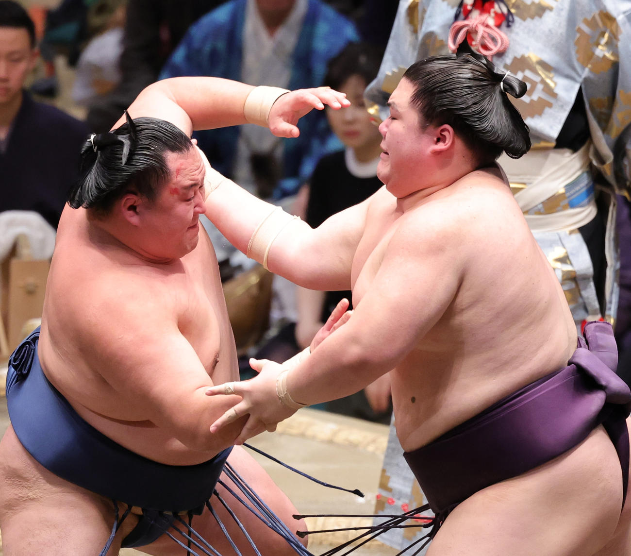 張りあう玉鷲（左）と王鵬（撮影・野上伸悟）