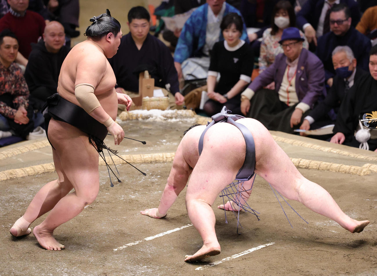 阿炎（左）に突き落としで敗れた金峰山（撮影・野上伸悟）