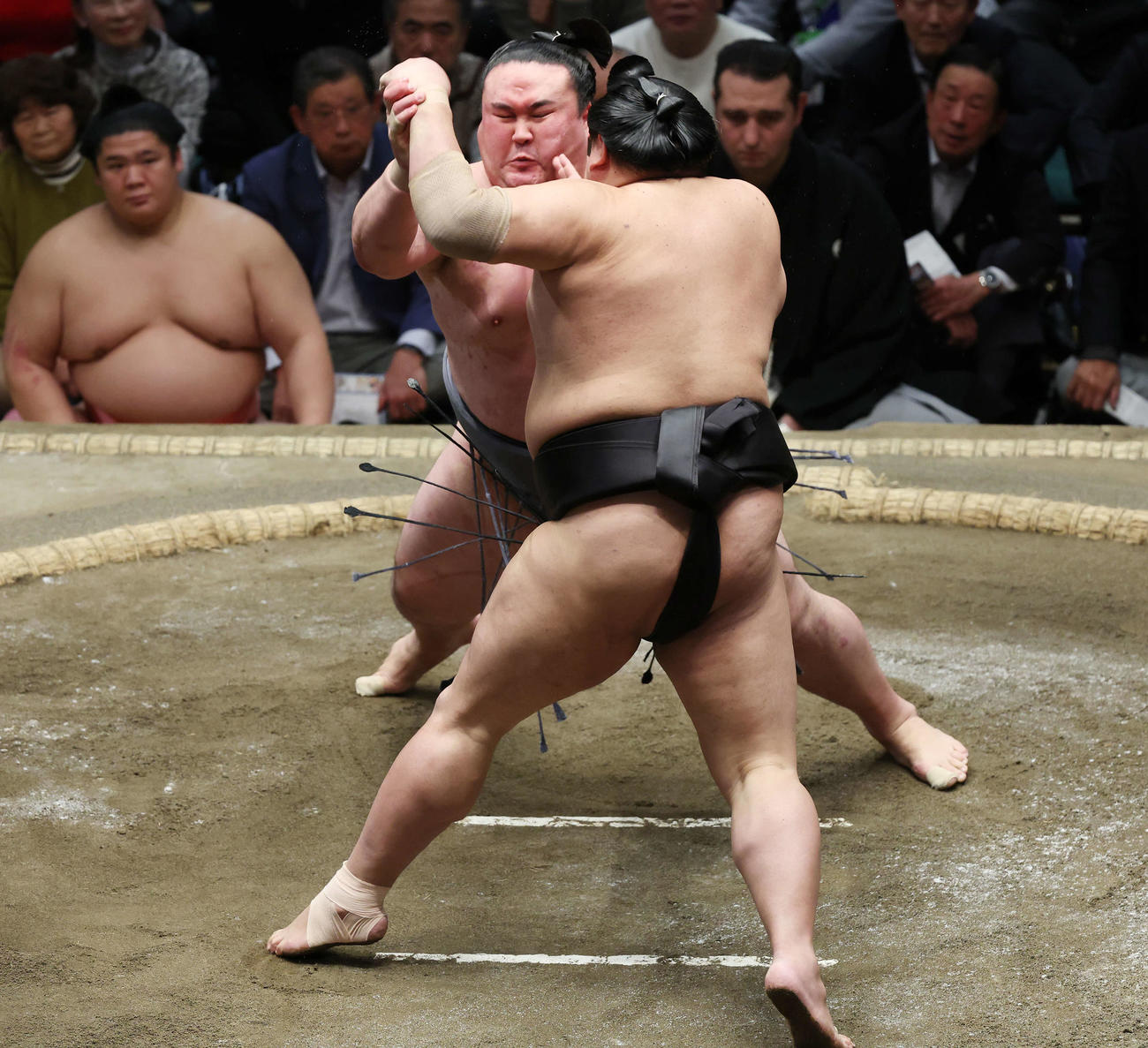 引き落としで阿炎（手前）に敗れる金峰山（撮影・宮地輝）