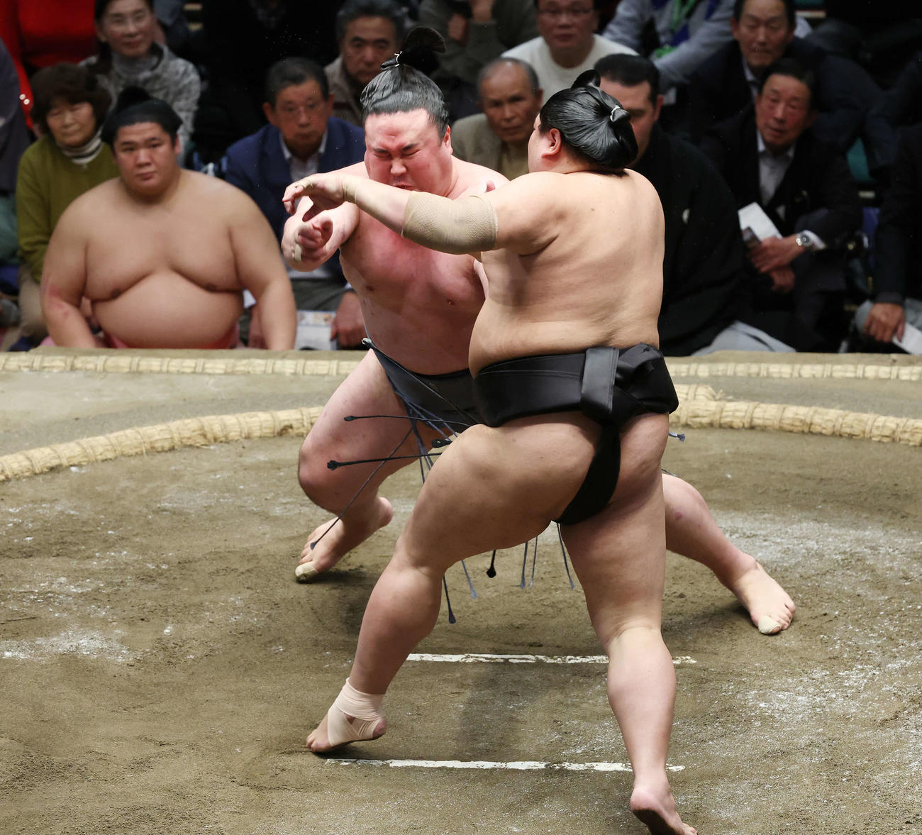 引き落としで阿炎（手前）に敗れる金峰山（撮影・宮地輝）