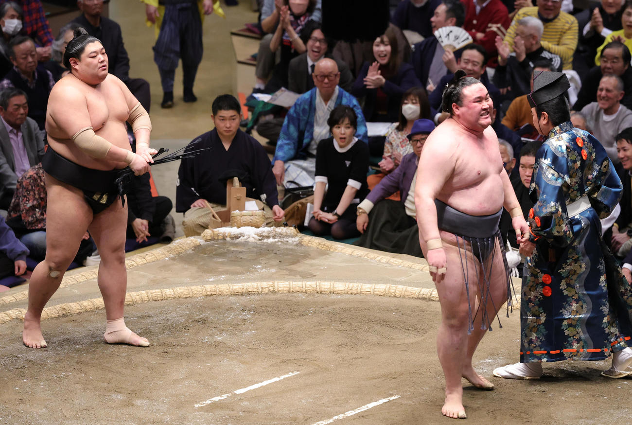 阿炎（左）に突き落としで敗れ悔しげな表情の金峰山（撮影・野上伸悟）