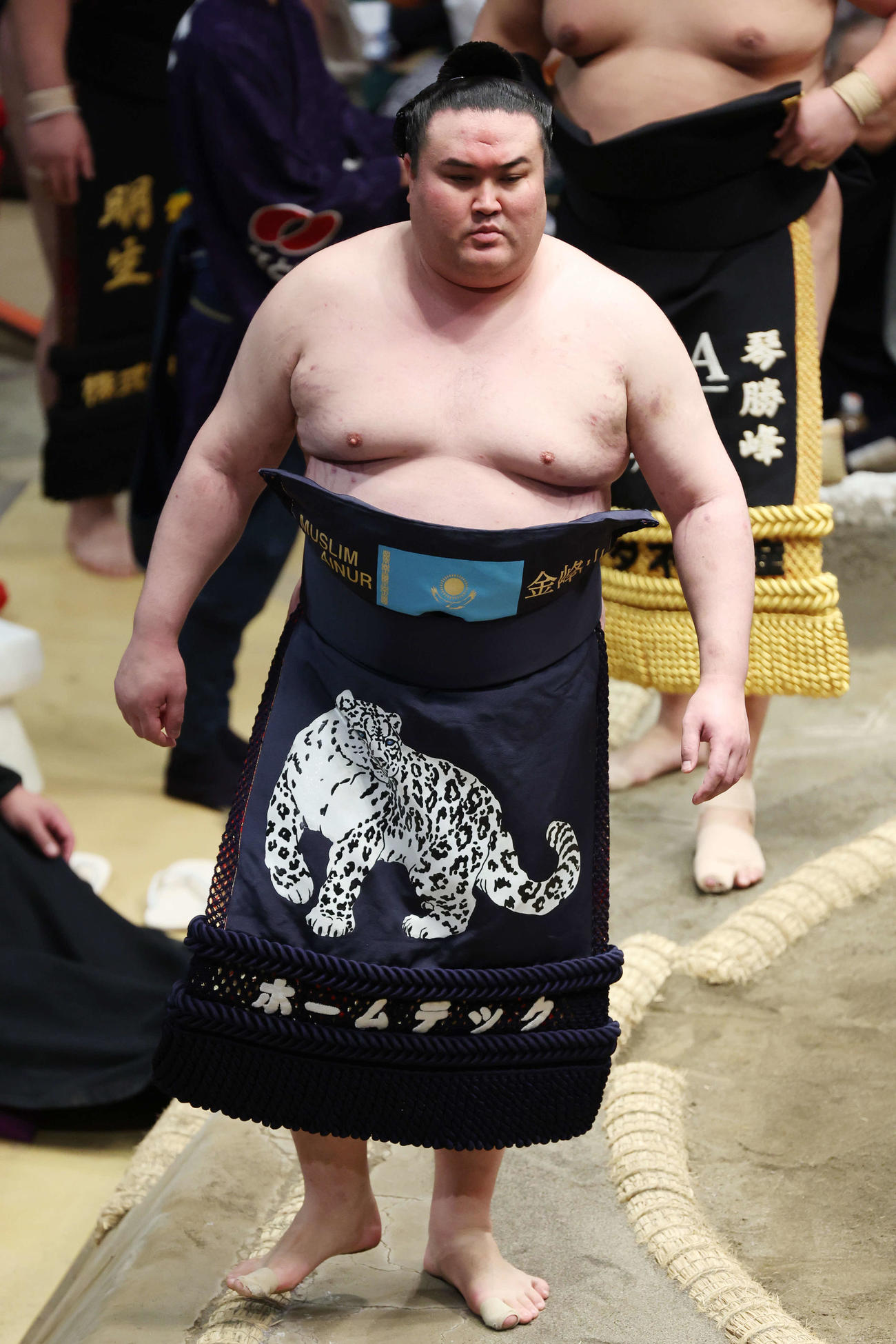 土俵入りする金峰山（撮影・宮地輝）